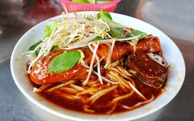 Thưởng thức món ăn bánh tầm cay trong chuyến du hí Cà Mau